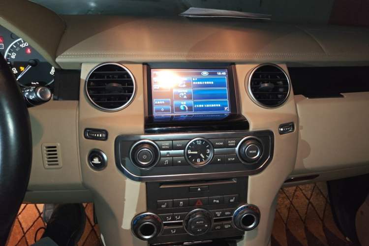 Used Land Rover Discovery 2012 5.0 V8 SE Audio And AC Panel