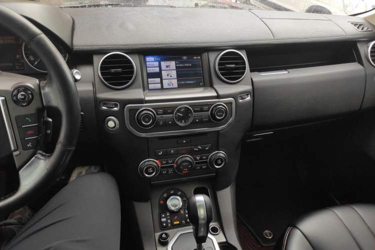 Used Land Rover Discovery 2012 3.0 SDV6 HSE Diesel Version Audio And AC Panel