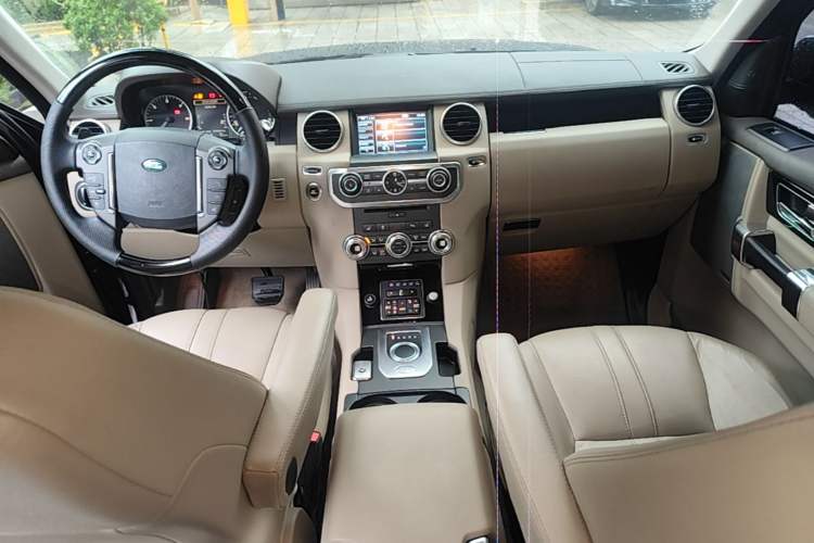 Used Land Rover Discovery 2012 3.0 SDV6 HSE Diesel Version Center Console