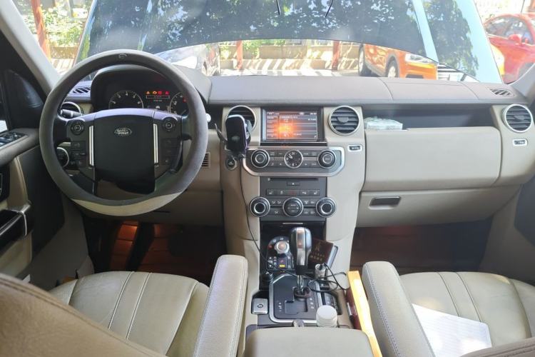 Used Land Rover Discovery 2012 5.0 V8 SE Center Console