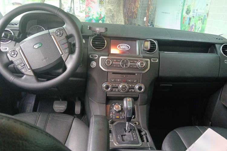Used Land Rover Discovery 2012 5.0 V8 HSE Center Console