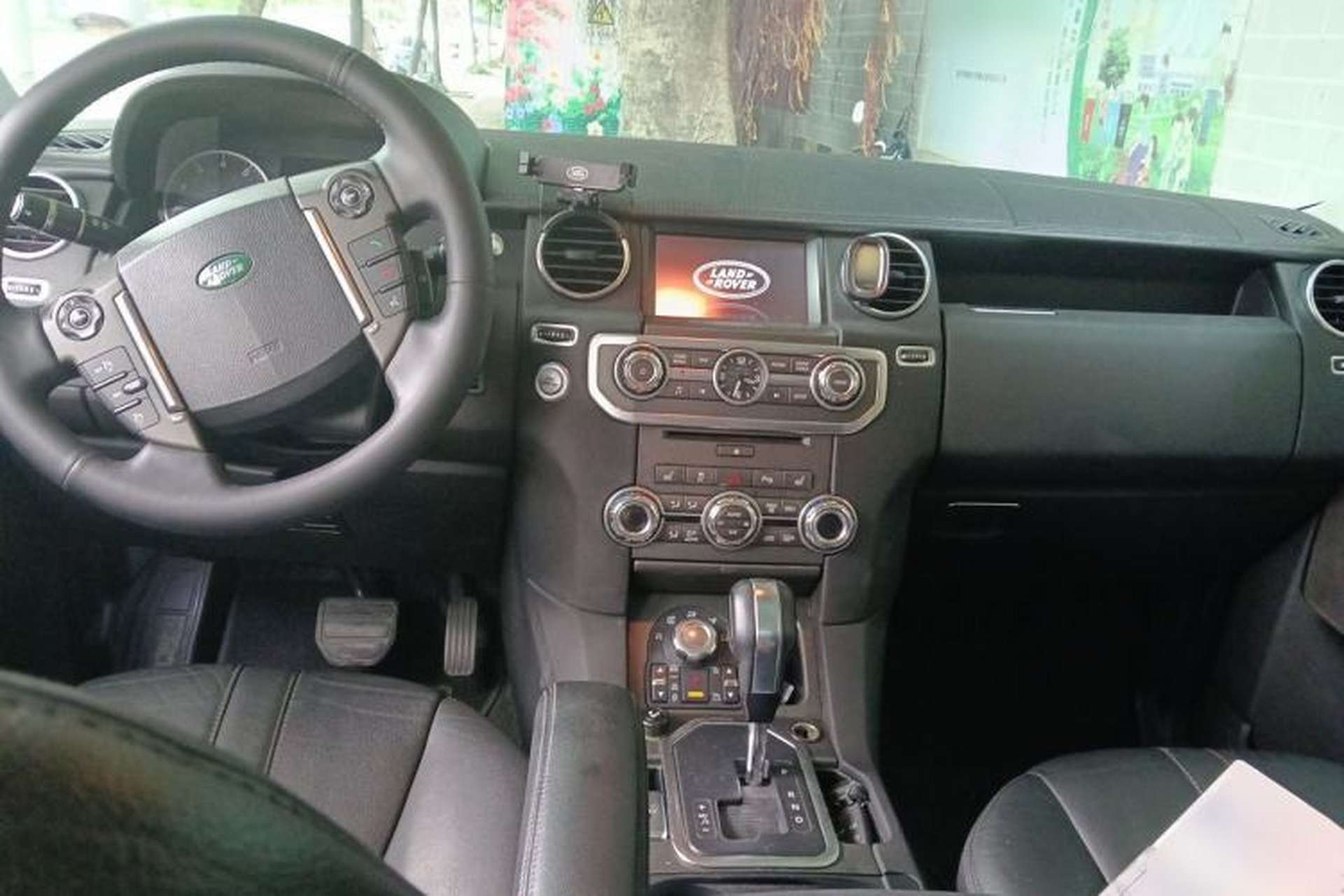 Used Land Rover Discovery 2012 5.0 V8 HSE Center Console