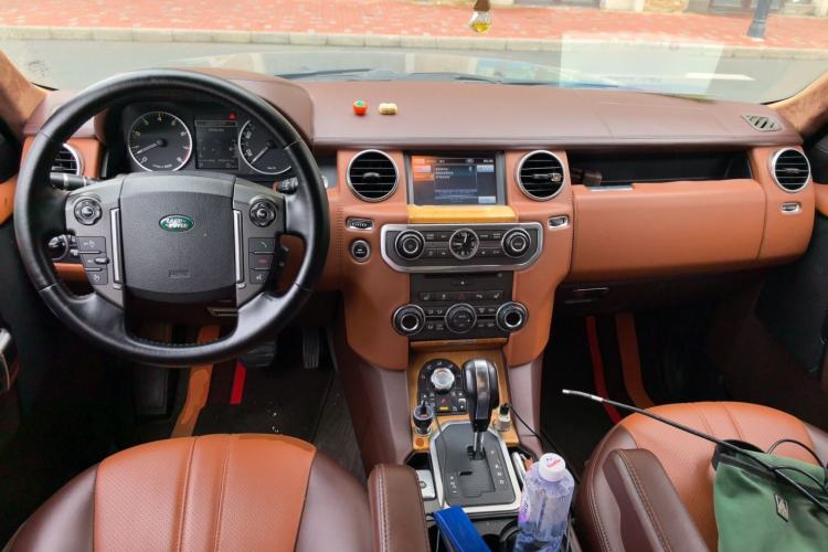 Used Land Rover Discovery 2012 5.0 V8 HSE Center Console