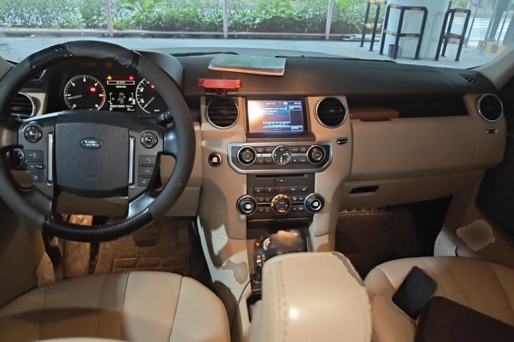 Used Land Rover Discovery 2012 3.0 SDV6 HSE Diesel Version Center Console