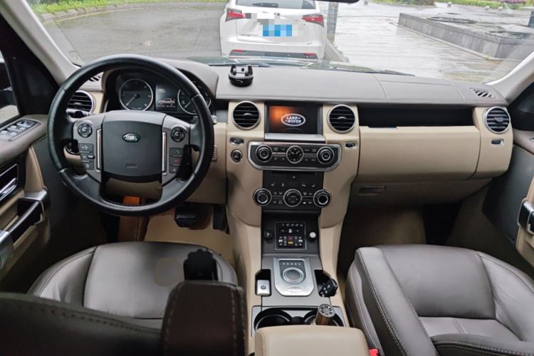 Used Land Rover Discovery 2012 3.0 SDV6 HSE Diesel Version Center Console