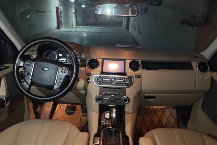 Used Land Rover Discovery 2012 5.0 V8 SE Center Console