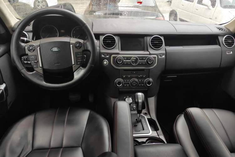 Used Land Rover Discovery 2012 3.0 SDV6 HSE Diesel Version Center Console