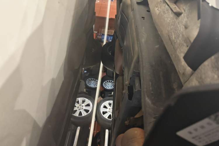 Used Land Rover Discovery 2012 5.0 V8 SE Chassis Front Right