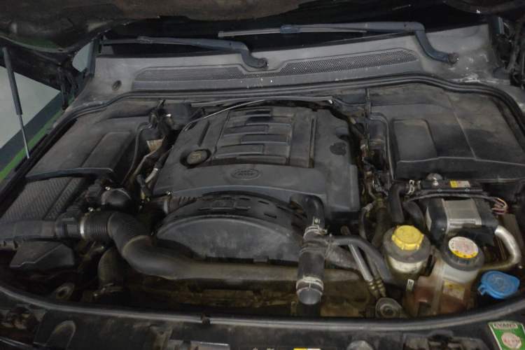 Used Land Rover Discovery 2012 3.0 SDV6 HSE Diesel Version Engine Bay