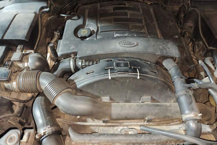 Used Land Rover Discovery 2012 3.0 SDV6 HSE Diesel Version Engine Bay