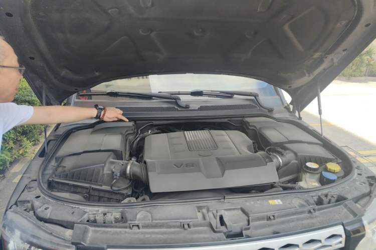 Used Land Rover Discovery 2012 5.0 V8 SE Engine Bay