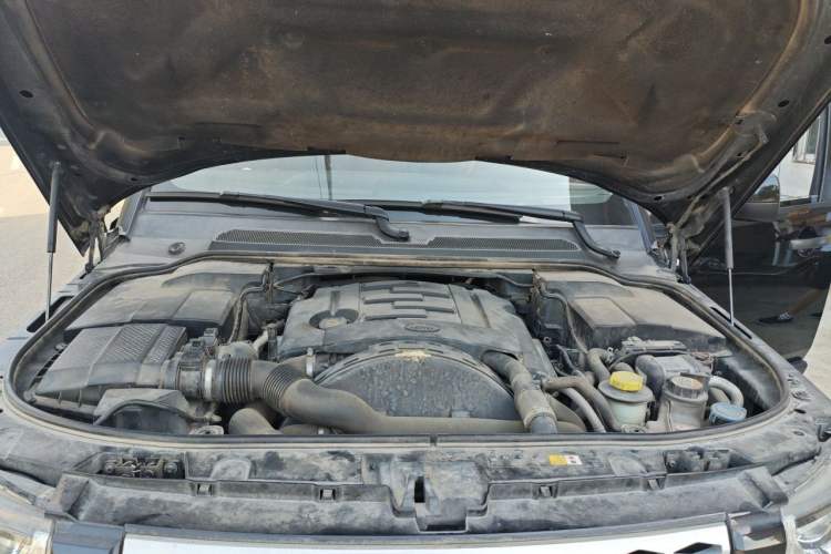 Used Land Rover Discovery 2012 3.0 SDV6 HSE Diesel Version Engine Bay