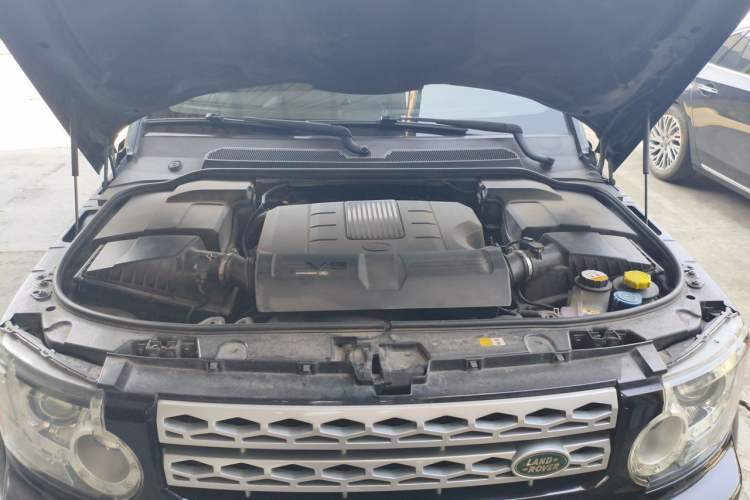 Used Land Rover Discovery 2012 5.0 V8 SE Engine Bay
