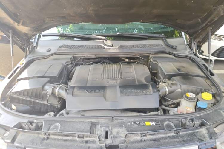 Used Land Rover Discovery 2012 5.0 V8 SE Engine Bay