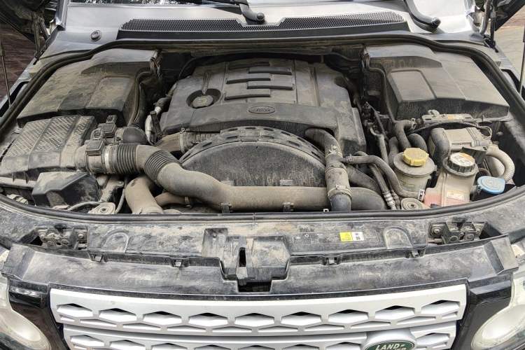 Used Land Rover Discovery 2012 3.0 SDV6 HSE Diesel Version Engine Bay