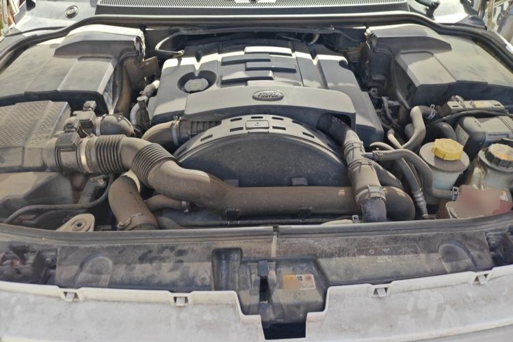 Used Land Rover Discovery 2012 3.0 SDV6 HSE Diesel Version Engine Bay