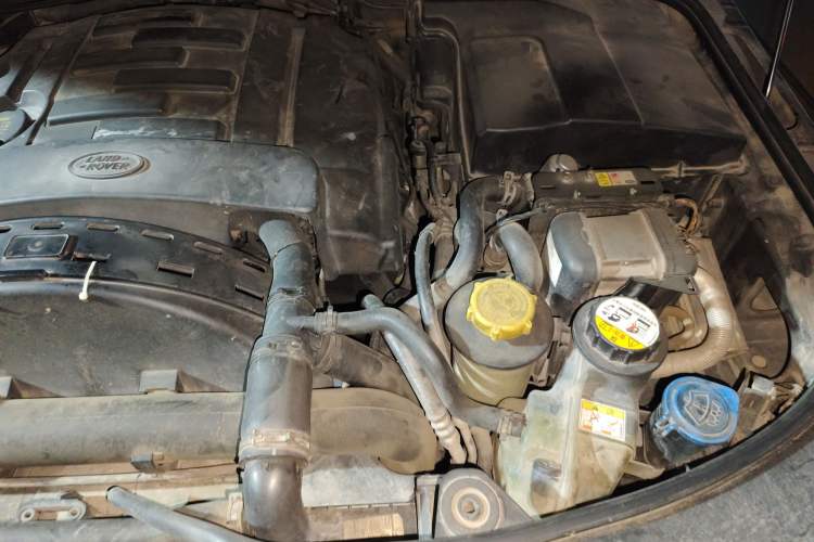 Used Land Rover Discovery 2012 3.0 SDV6 HSE Diesel Version Engine Bay Left