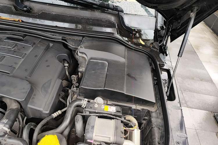 Used Land Rover Discovery 2012 3.0 SDV6 HSE Diesel Version Engine Bay Left