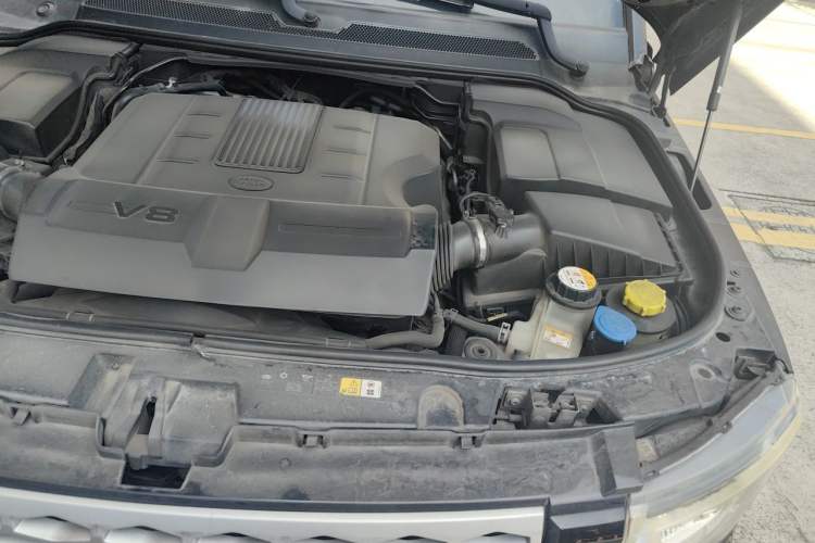 Used Land Rover Discovery 2012 5.0 V8 SE Engine Bay Left
