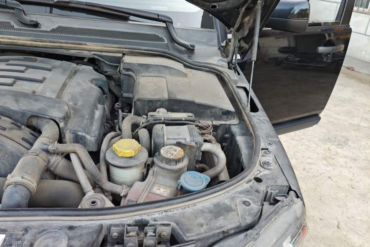 Used Land Rover Discovery 2012 3.0 SDV6 HSE Diesel Version Engine Bay Left