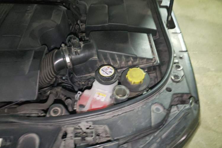 Used Land Rover Discovery 2012 5.0 V8 HSE Engine Bay Left