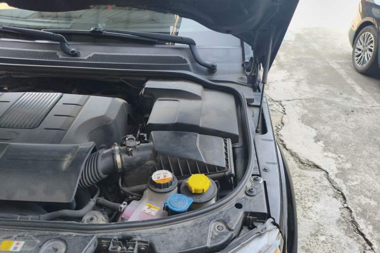 Used Land Rover Discovery 2012 5.0 V8 SE Engine Bay Left