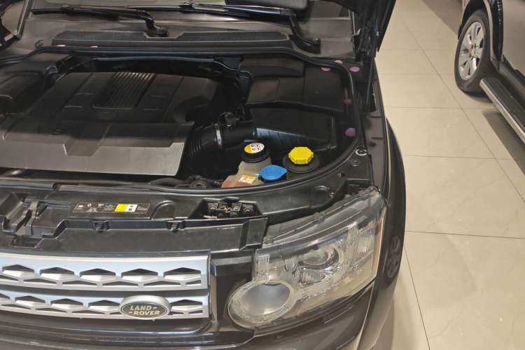 Used Land Rover Discovery 2012 5.0 V8 SE Engine Bay Left