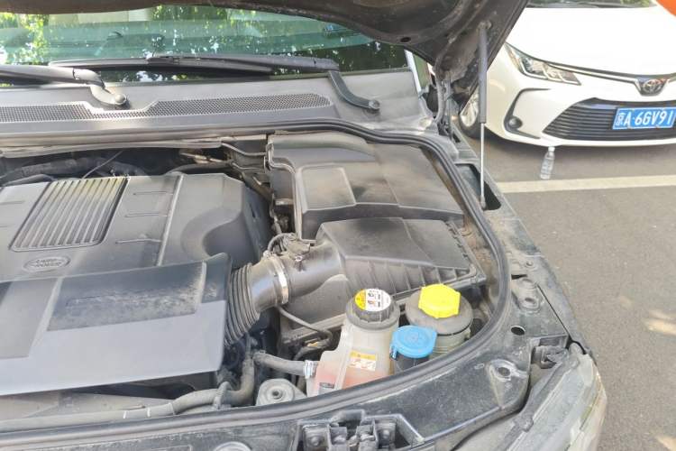 Used Land Rover Discovery 2012 5.0 V8 SE Engine Bay Left
