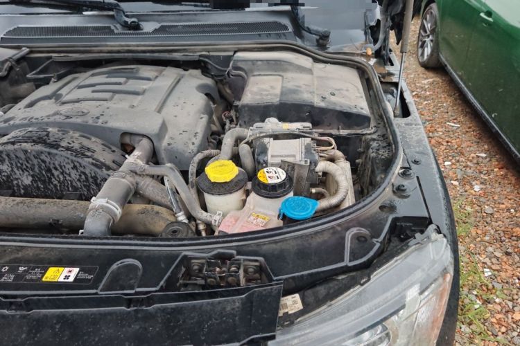 Used Land Rover Discovery 2012 3.0 SDV6 HSE Diesel Version Engine Bay Left