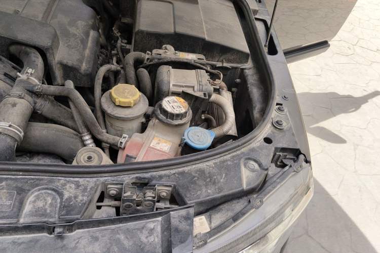 Used Land Rover Discovery 2012 3.0 SDV6 HSE Diesel Version Engine Bay Left
