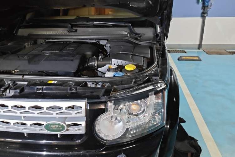 Used Land Rover Discovery 2012 5.0 V8 HSE Engine Bay Left