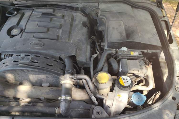 Used Land Rover Discovery 2012 3.0 SDV6 HSE Diesel Version Engine Bay Left