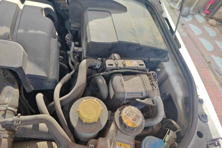 Used Land Rover Discovery 2012 3.0 SDV6 HSE Diesel Version Engine Bay Left