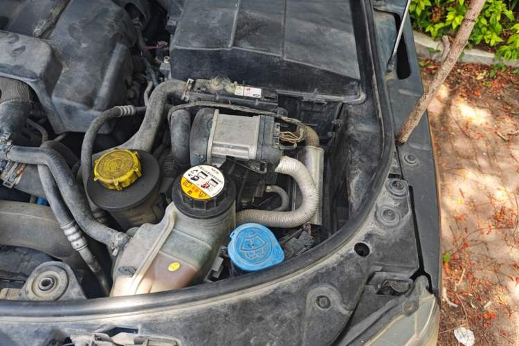 Used Land Rover Discovery 2012 3.0 SDV6 HSE Diesel Version Engine Bay Left