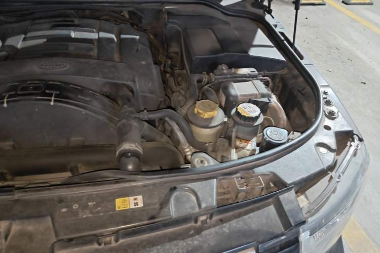 Used Land Rover Discovery 2012 3.0 SDV6 HSE Diesel Version Engine Bay Left