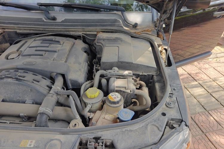 Used Land Rover Discovery 2012 3.0 SDV6 HSE Diesel Version Engine Bay Left