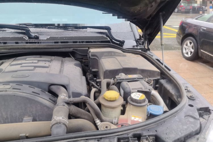 Used Land Rover Discovery 2012 3.0 SDV6 HSE Diesel Version Engine Bay Left