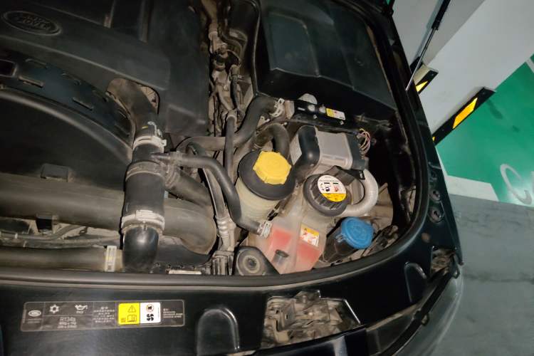 Used Land Rover Discovery 2012 3.0 SDV6 HSE Diesel Version Engine Bay Left