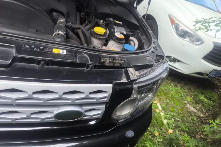 Used Land Rover Discovery 2012 3.0 SDV6 HSE Diesel Version Engine Bay Left