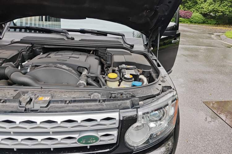 Used Land Rover Discovery 2012 3.0 SDV6 HSE Diesel Version Engine Bay Left