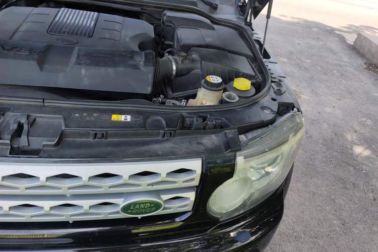 Used Land Rover Discovery 2012 5.0 V8 HSE Engine Bay Left