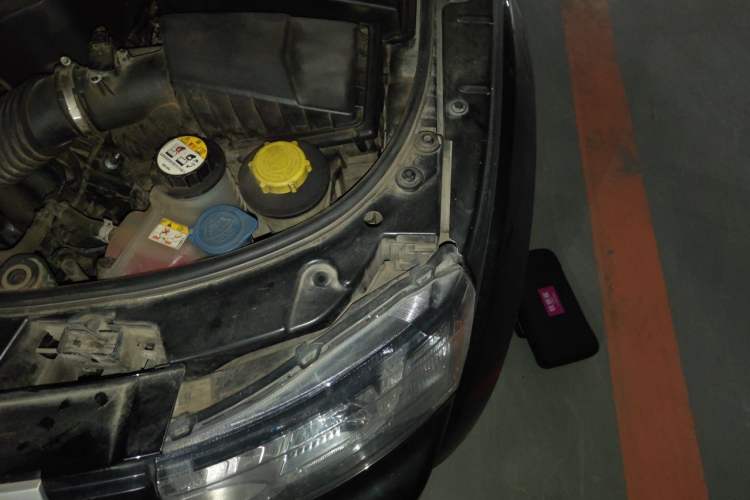 Used Land Rover Discovery 2012 5.0 V8 SE Engine Bay Left