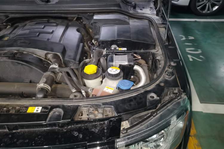Used Land Rover Discovery 2012 3.0 SDV6 HSE Diesel Version Engine Bay Left