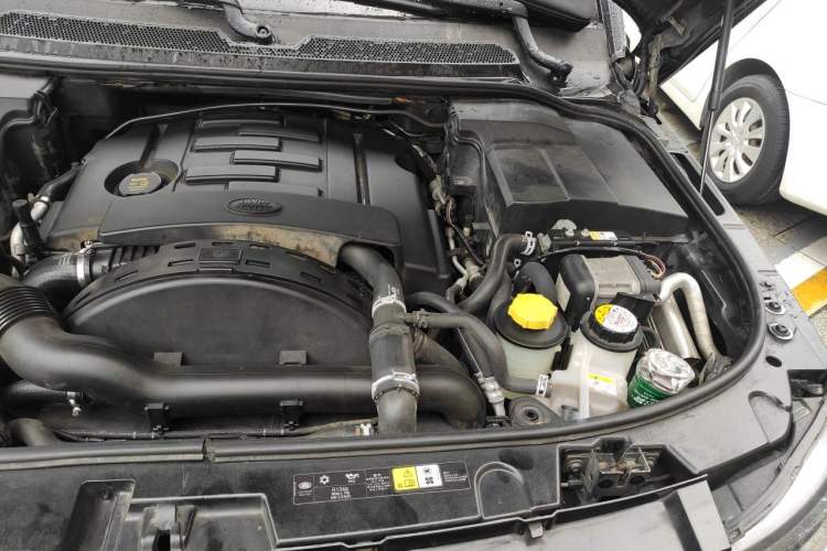 Used Land Rover Discovery 2012 3.0 SDV6 HSE Diesel Version Engine Bay Left