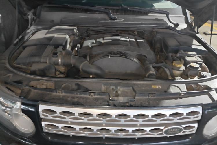 Used Land Rover Discovery 2012 3.0 SDV6 HSE Diesel Version Engine Bay