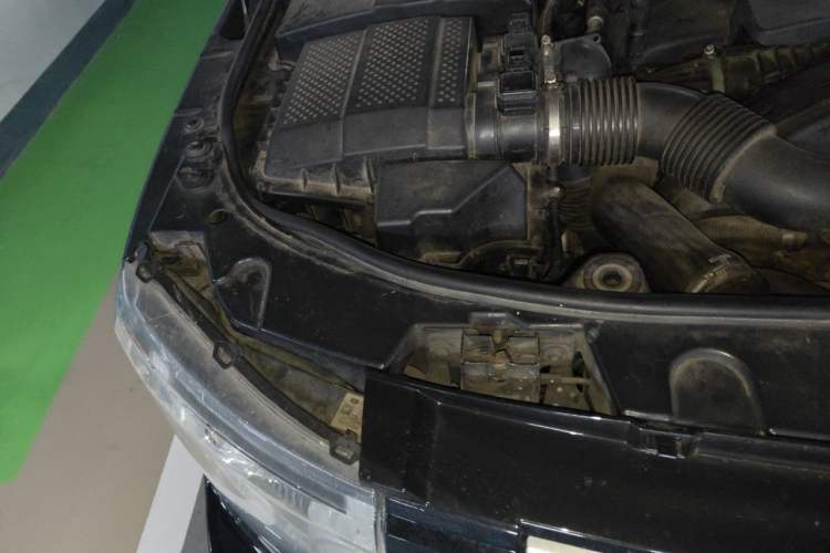 Used Land Rover Discovery 2012 3.0 SDV6 HSE Diesel Version Engine Bay Right