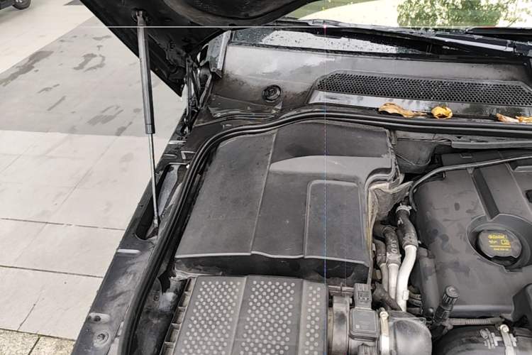 Used Land Rover Discovery 2012 3.0 SDV6 HSE Diesel Version Engine Bay Right