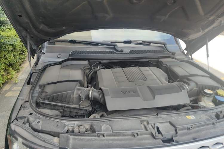Used Land Rover Discovery 2012 5.0 V8 SE Engine Bay Right
