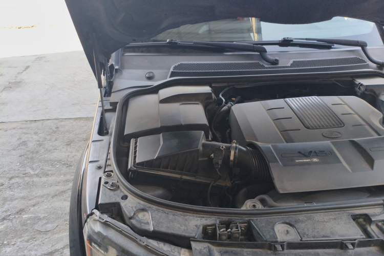 Used Land Rover Discovery 2012 5.0 V8 SE Engine Bay Right