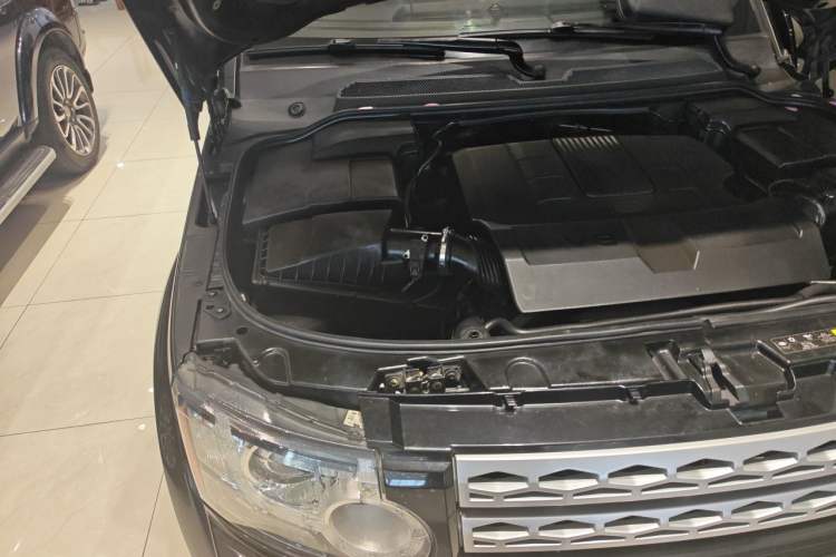 Used Land Rover Discovery 2012 5.0 V8 SE Engine Bay Right